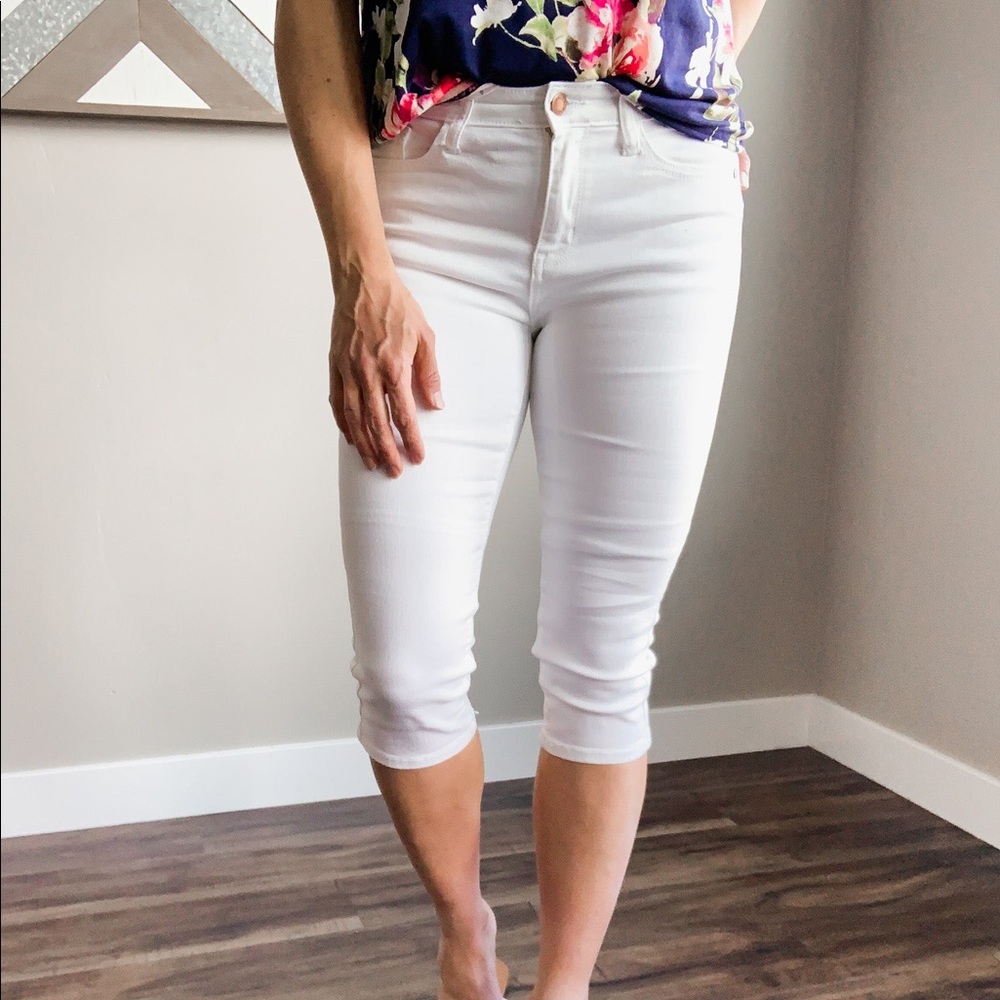 Judy Blue White Capris